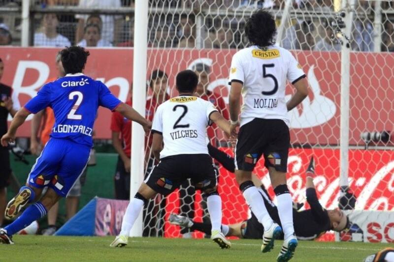 anotando el autogol que le dio el empate 2-2 a la U ante Colo Colo