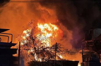 Incendio en Lampa: Siniestro de gran magnitud dejó 6 camiones quemados en planta con desechos de minería