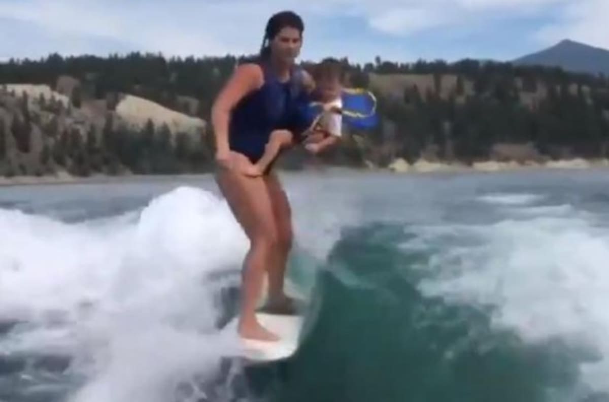 ¿Arriesgado? Mujer fue grabada surfeando con su bebé en los brazos