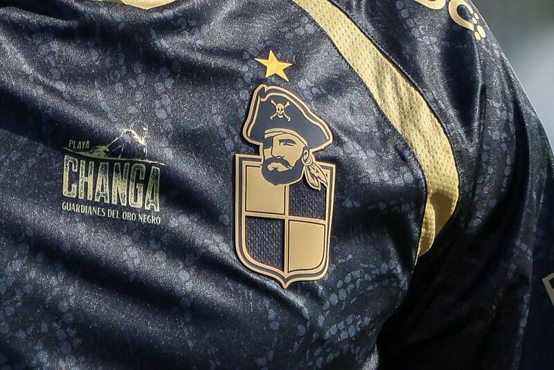 Estrenó camiseta con su primera estrella. Foto: Felipe Escobedo.
