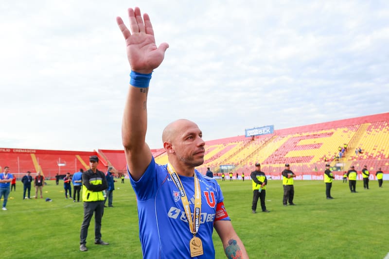 Marcelo Diaz durante el partido de la Supercopa 2025 contra Colo Colo.