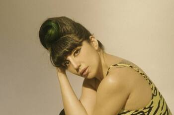 Sol Bustamante adelanta su primer disco y habla de las comparaciones con su hermana, Mon Laferte: "Si quisiera copiarle, podría hacerlo muy bien"