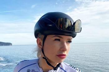 Tara Gins, la ciclista que denunció discriminación y violencia por sus fotografías con poca ropa