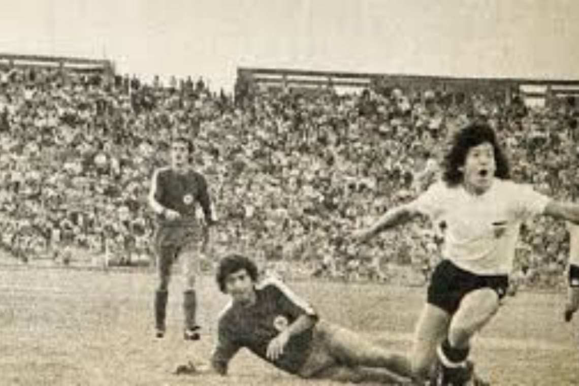 El Zurdo de Barrancas, celebrando un gol por Colo Colo.