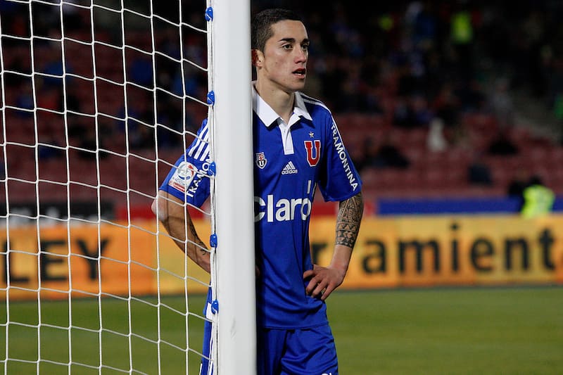 El jugador de Universidad de Chile, Diego Gonzalez, centro, se lamenta tras el gol de Antofagasta durante el partido de primera división disputado en el estadio Nacional de Santiago, Chile, 2015. Foto: Aton.