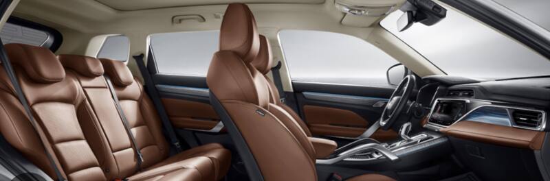 La Jueza luce su camioneta.