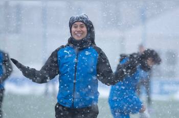 VIDEO | ¡Bajo cero! El gélido entrenamiento de Camila Sáez en el Alavés de España