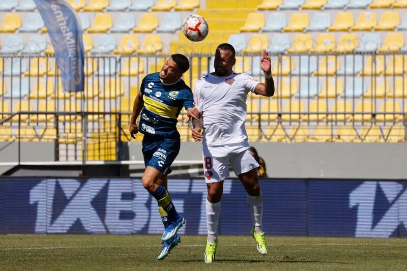 jugando ante Ñublense en Viña del Mar.
