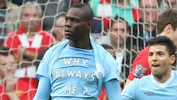 Quién más que tú: Mario Balotelli se hace viral por tirar un petardo dentro del camarín