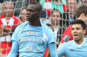 Quién más que tú: Mario Balotelli se hace viral por tirar un petardo dentro del camarín