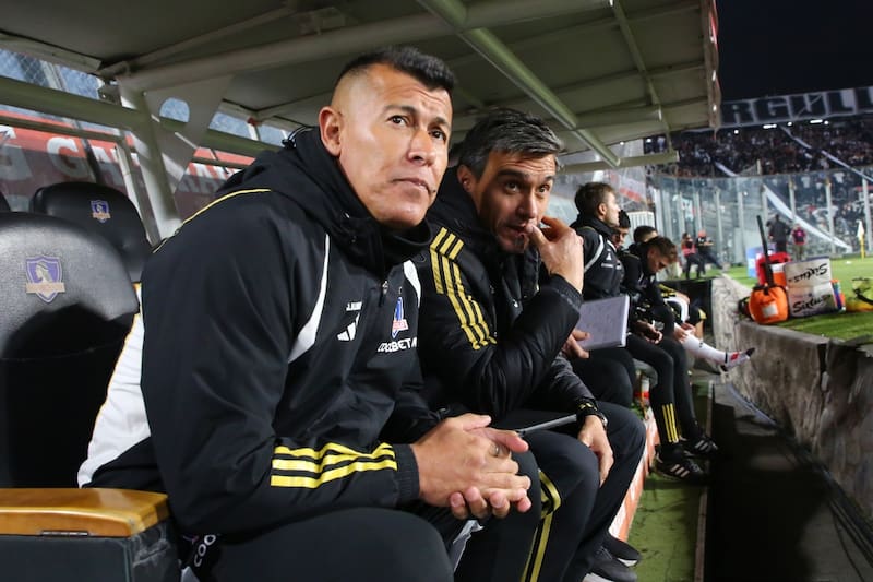 Jorge Almirón en la banca de Colo Colo en el Estadio Monumental