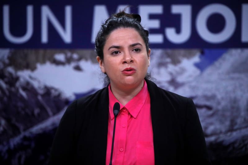 La ministra de la Mujer calificó como "misoginia" y "violencia política" los mensajes en redes sociales.