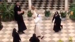 Monjas se divierten jugando básquetbol durante la cuarentena en España