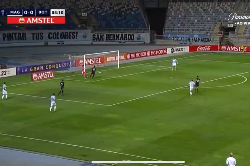 Gastón Rodríguez estuvo lento ante el asedio de Tiquinho Soares.