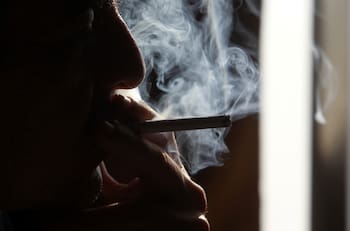 Atacó a vecino con motosierra porque no le dio un cigarro: agresor fue detenido en Coyhaique