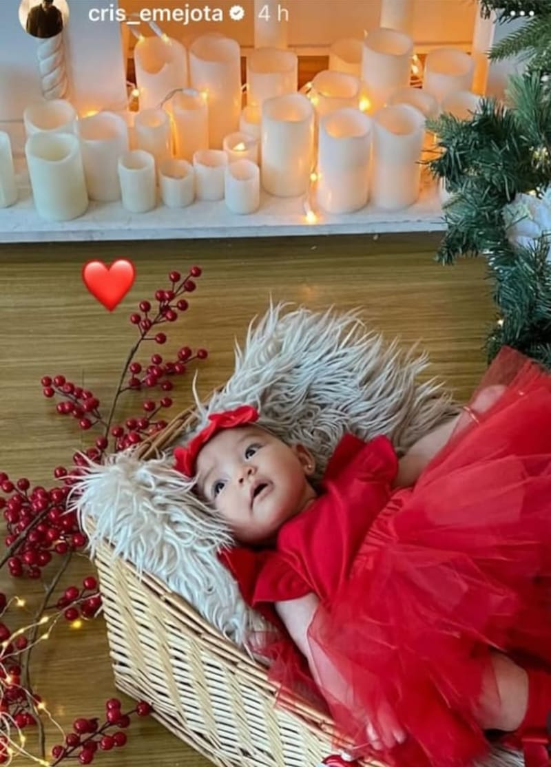 El cantante presentó a su hija. Créditos: Instagram