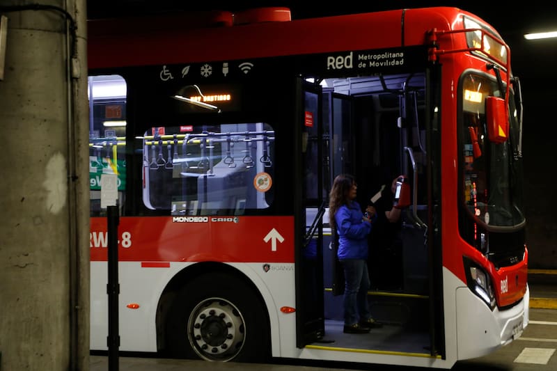 El nuevo servicio de Red permitirá mover a cientos de pasajeros desde la Intermodal La Cisterna hasta el Aeropuerto de Santiago.