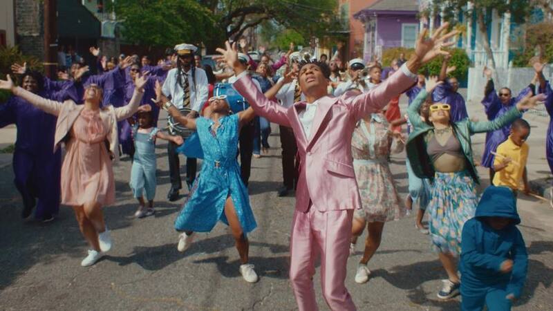 Jon Batiste en el videoclip del tema "FREEDOM"