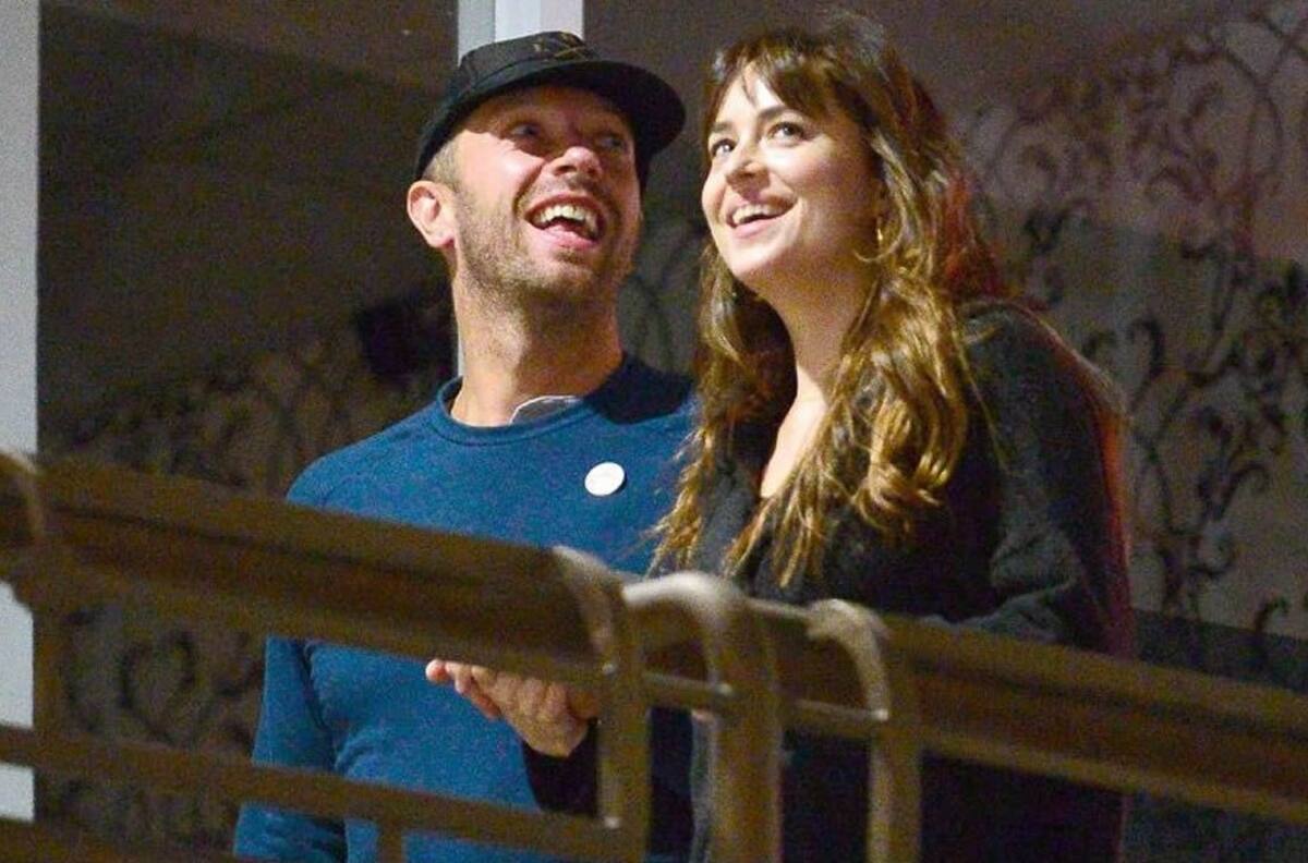 La actriz Dakota Johnson y el cantante Chris Martin se mudan a su lujosa mansión en Malibú