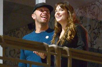La actriz Dakota Johnson y el cantante Chris Martin se mudan a su lujosa mansión en Malibú