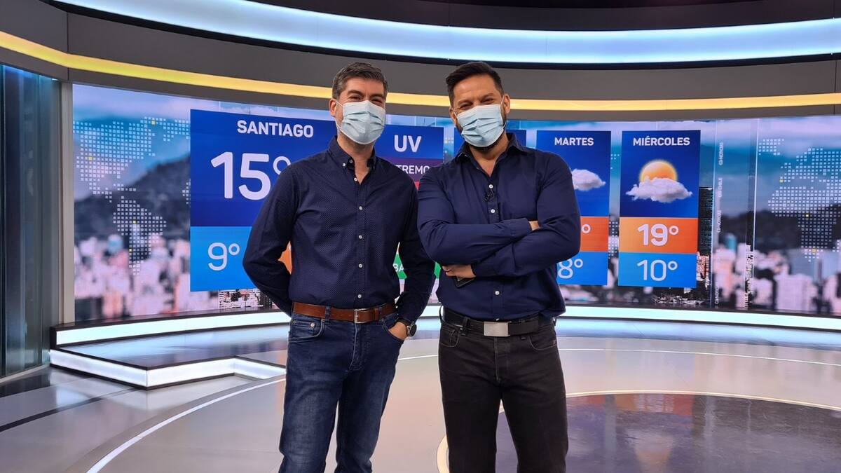 "¿A qué hora toca la banda de ustedes?": El divertido "fail" de vestuario de Rafael Cavada y Eduardo Sáez que sacó risas en CHV Noticias