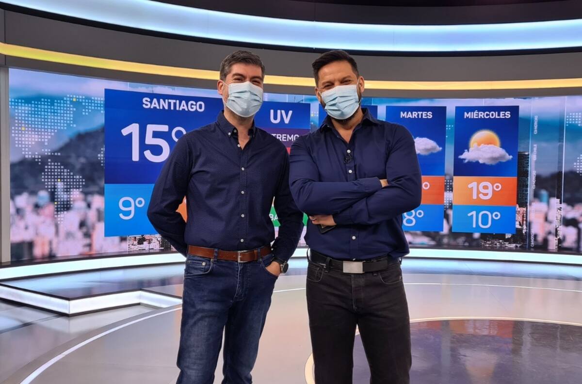 "¿A qué hora toca la banda de ustedes?": El divertido "fail" de vestuario de Rafael Cavada y Eduardo Sáez que sacó risas en CHV Noticias
