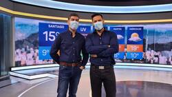 "¿A qué hora toca la banda de ustedes?": El divertido "fail" de vestuario de Rafael Cavada y Eduardo Sáez que sacó risas en CHV Noticias