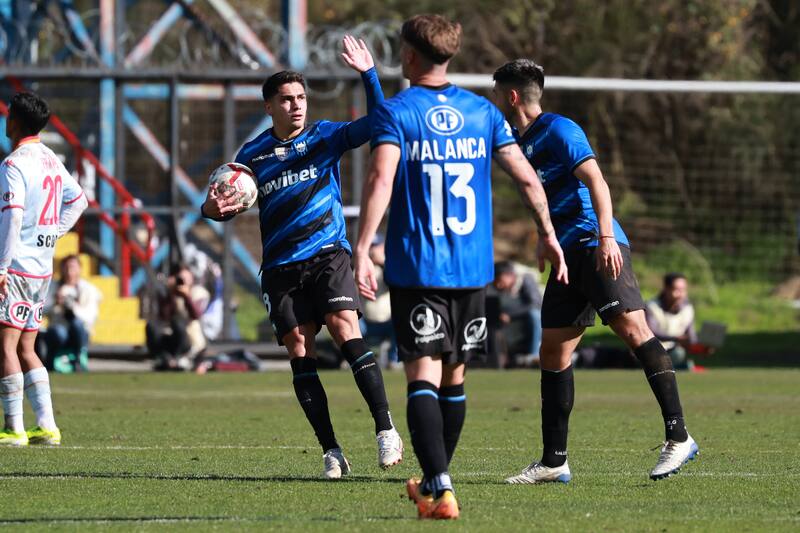 ya emprendió camino rumbo a Santiago para cerrar su llegada a la U. (Foto: Aton)
