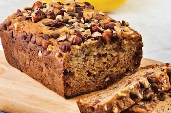 Receta sencilla de queque con plátano y chips de chocolate: Perfecto para acompañar tus bebidas favoritas