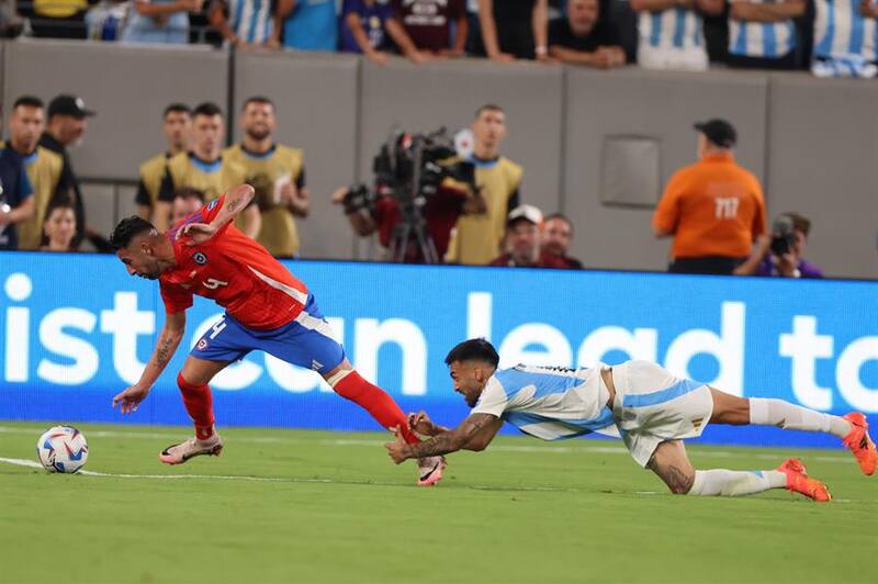 Así funcionó el VAR en el partido entre Chile y Argentina. Foto: Aton.