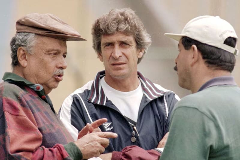 El Ingeniero en su etapa de entrenador de Liga de Quito. Su ayudante era Fernando Díaz.