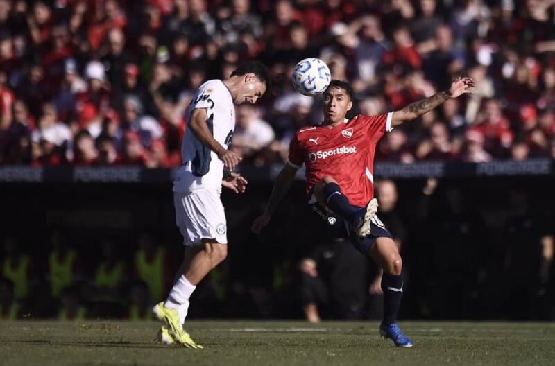 con la camiseta de Independiente. Foto: @Caindependiente.