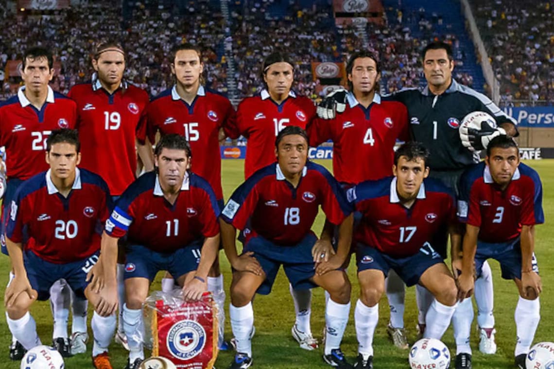 Una formación de La Roja, con Ricardo Rojas como titular (cuarto de pie, de izquierda a derecha).