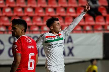 Palestino consiguió un triunfo agónico ante La Calera y se mete en la pelea por el título