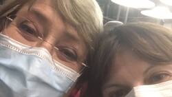 Viene a Chile: La expresidenta Bachelet es fotografiada a bordo de un avión