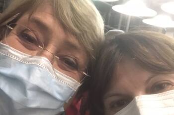Viene a Chile: La expresidenta Bachelet es fotografiada a bordo de un avión