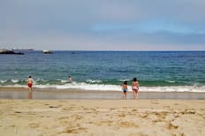 Esta playa de arena dorada y aguas azules es ideal para visitar con niños durante las vacaciones
