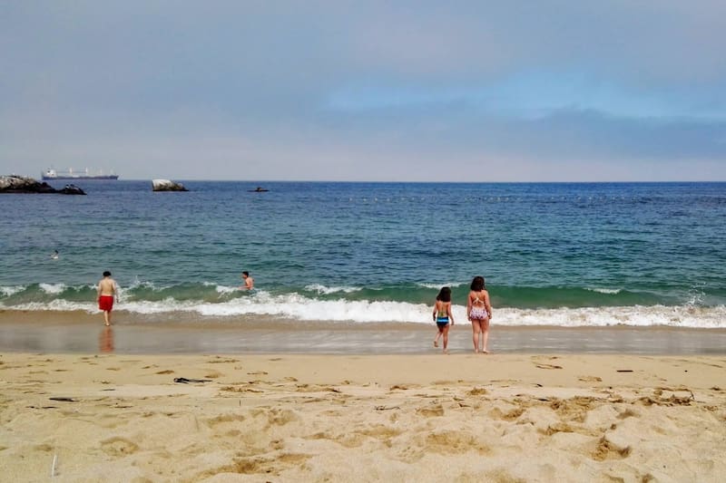 El balneario destaca por su oleaje calmo, que lo hace ideal para el baño durante la temporada de verano. Créditos: Google Maps.