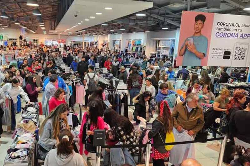 Días previos a su cierre definitivo, las tiendas se atiborraron de gente que aprovechaba las últimas ofertas de la cadena.