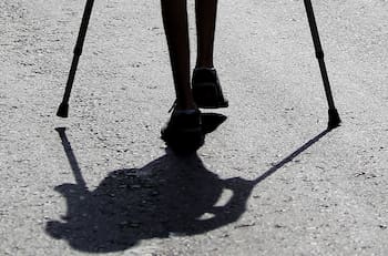 VIDEO | ¿Milagro?: Hombre "en muletas" escapa corriendo de una pelea en las calles de Argentina