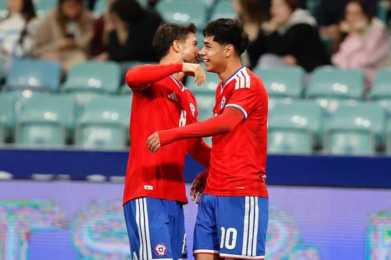 Darío Osorio junto a Felipe Loyola ante Perú. Foto: Instagram @LaRoja
