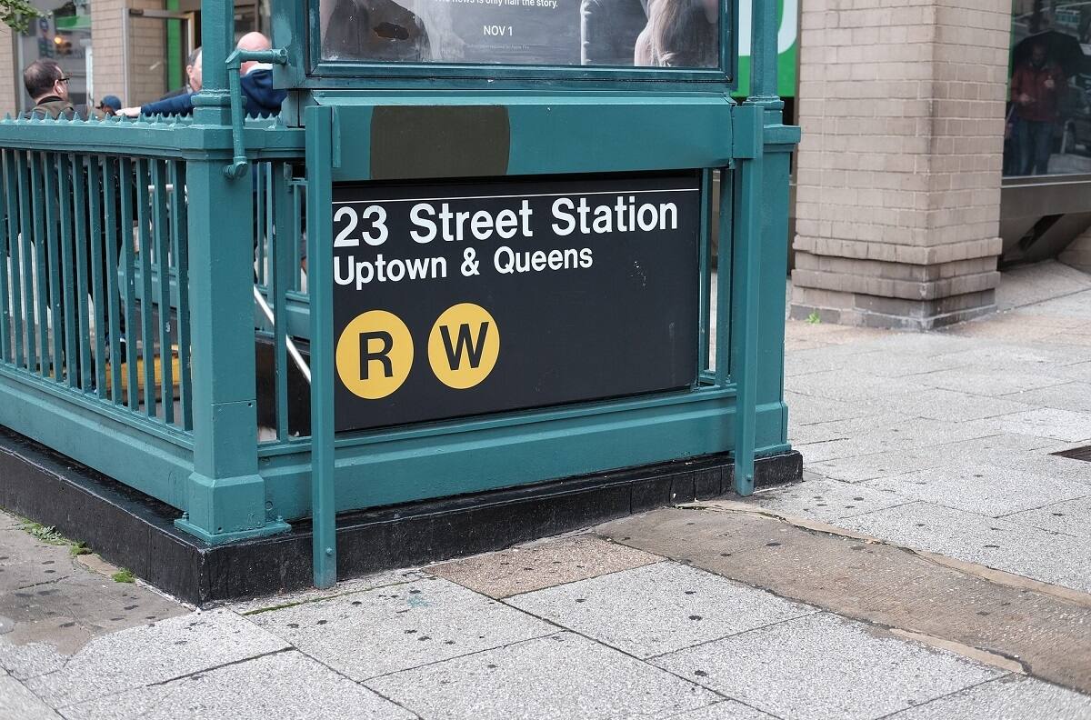 VIDEO | Impactante: Registros muestran momentos del tiroteo en metro de Nueva York que hirió a 13 personas