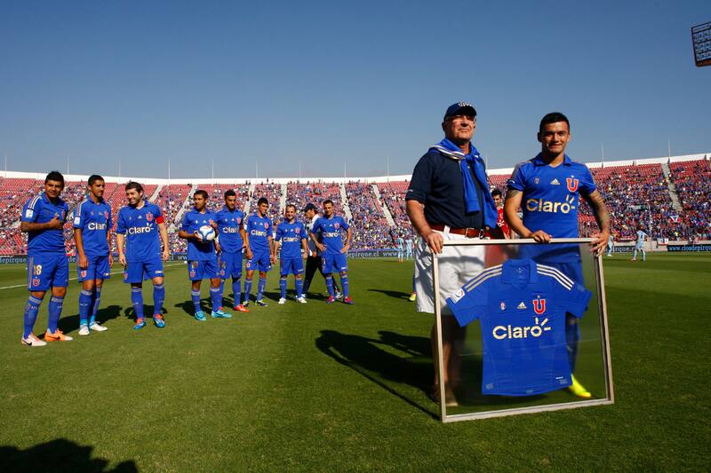 Aránguiz homenajeado por la U en 2013.