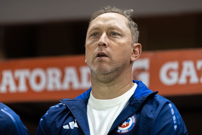 El entrenador de La Roja Femenina recuerda en profundidad su carrera en Colo Colo y cómo pasó al fútbol femenino. Foto: Felipe Escobedo/En Cancha