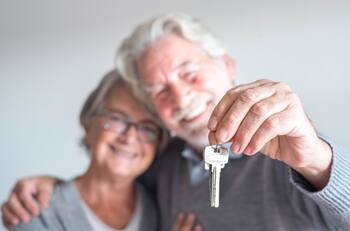 Adultos mayores puede obtener subsidio del MINVU que cubre hasta un 95% del costo del arriendo: ¿Cuándo se podrá postular?