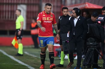 Unión Española dejará inmóvil a Emiliano Vecchio: “No puede firmar en otro club; sigue con contrato”