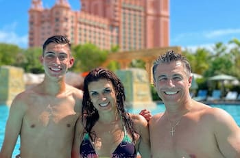 "A Estados Unidos por un sueño": La tristeza de Fernando Solabarrieta e Ivette Vergara al despedir a su hijo, Iñaki Solabarrieta
