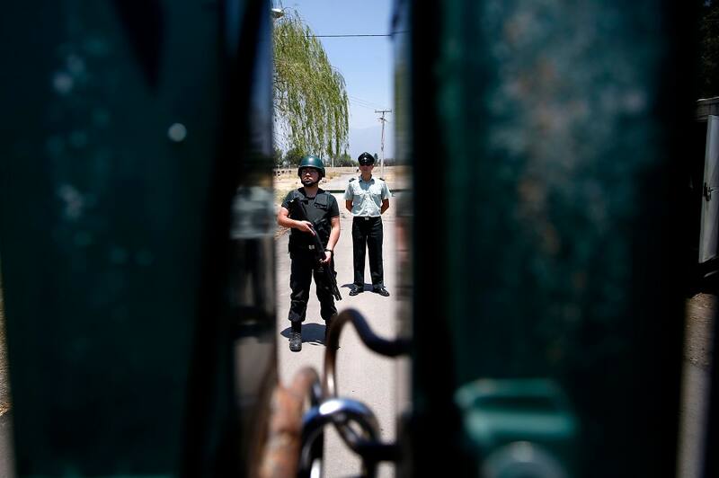Punta Peuco, 23 de diciembre de 2016.
Gendarmes son fotografiados durante la ceremonia ecumenica privada en la carcel de Punta Peuco donde ocho de los reos pediran disculpas por los crimenes y violaciones a los Derechos Humanos que cometieron. Andres Pina/Aton Chile