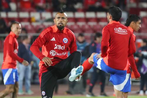Los jugadores de La Roja ya realizan el calentamiento en el pasto del Estadio Nacional. (Foto: Aton)