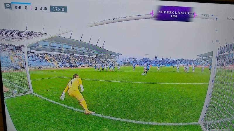 Cabero Rebolledo le avisa a Jona Gamboa que el penal debe repetirse porque el meta Ahumada despegó antes su pie de apoyo. ¿En qué monitor lo vio?